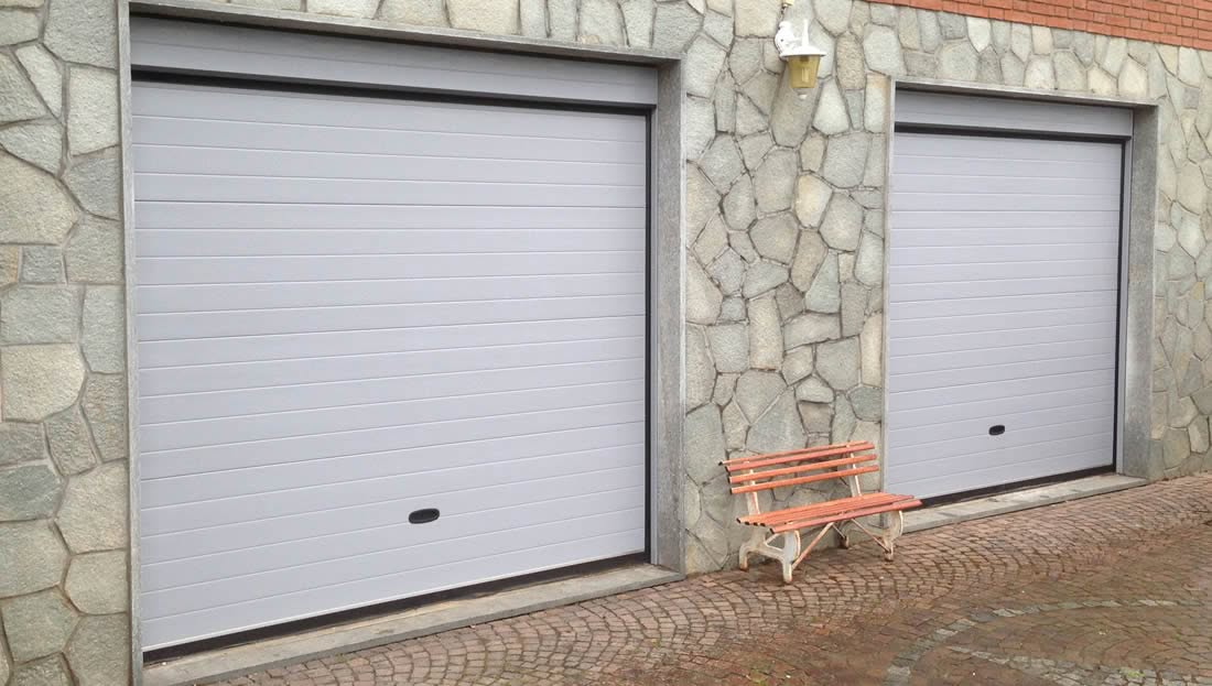 Porte da garage elettriche vs manuali: vantaggi e svantaggi di ciascuna opzione